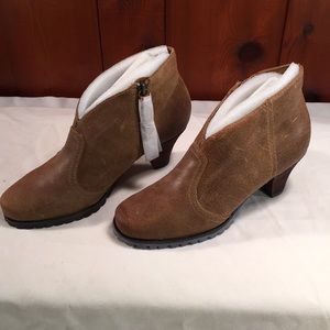 Women’s SoftWalk ankle boot. Size 6 1/2 w. Tan.